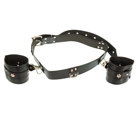 Cinturão com duas algemas feitos em couro ecológico - Sexshop