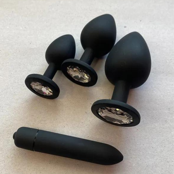 Kit Plug Anal em Silicone Com 3 Tamanhos Diferentes + Capsula Vibratória Preto - Image 7