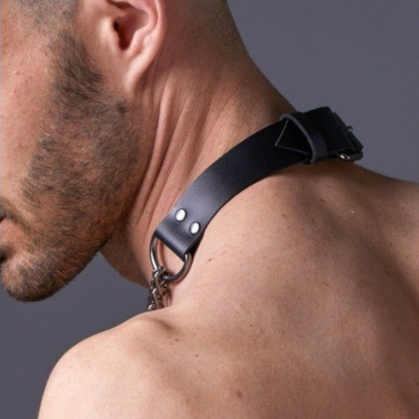 Colar Masculino Erótico Com Correntes Couro Vermelho e Ajuste - Image 8
