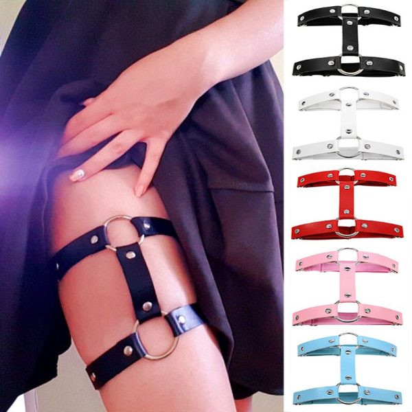 Acessório Para Coxa em Couro Vermelho com detalhes em Metal - Image 4
