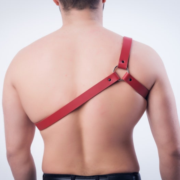 Arreio Harness Em Couro Vermelho Com Regulagem BDSM Fetiche - Image 3