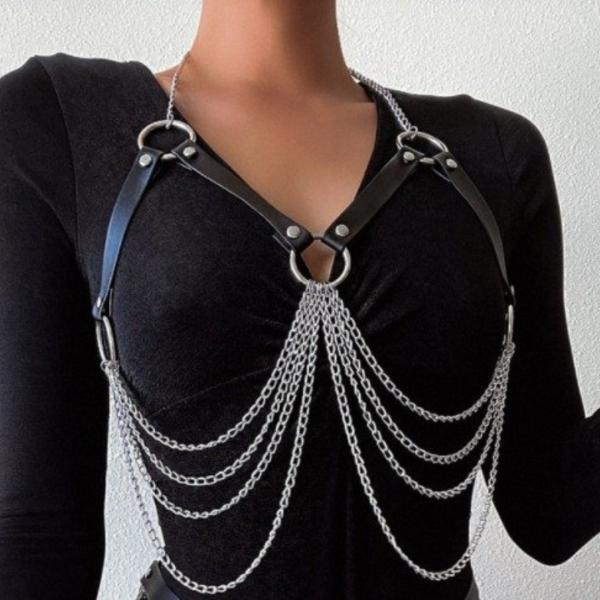 Conjunto Feminino Harness Erótico Fetiche Em Couro Vermelho e Correntes - Image 5