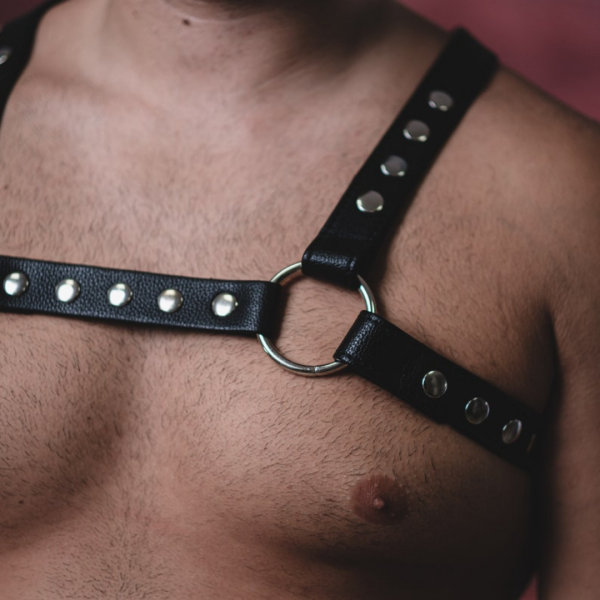 Arreio Harness Masculino em Couro Vermelho Com Botões BDSM - Image 7
