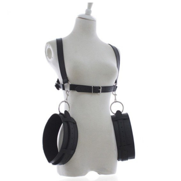 Arreio Harness em Couro Preto Com Algemas Para Coxas e Costas