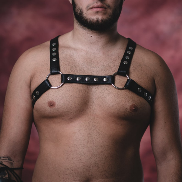 Arreio Harness Masculino em Couro Vermelho Com Botões BDSM - Image 6