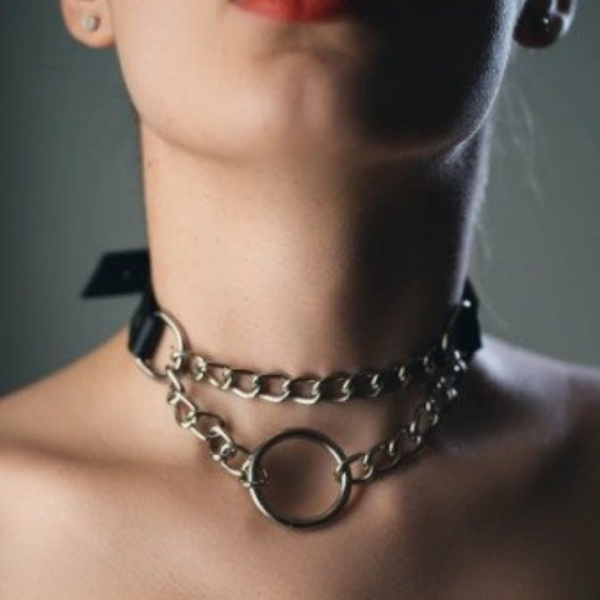 Colar Em Couro Preto Com Correntes e Argola Cor Dourado - Image 4